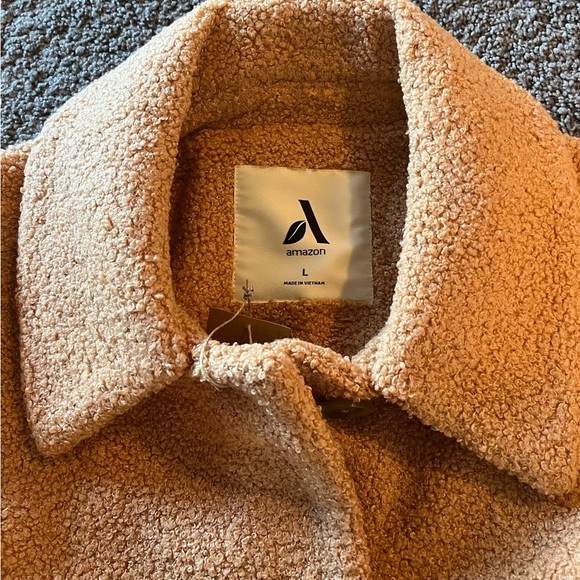 Women’s large tan wool pea coat. Brand new with tags❤️ - Picture 2 of 4